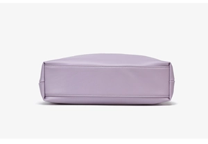 Detailansicht der Unterseite der hellvioletten Beuteltasche mit verstärkten Nähten