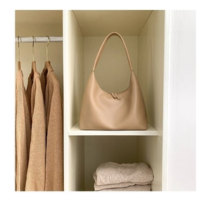 Details der minimalistischen Khaki-Hobo-Tasche aus glattem Leder mit breitem Schultergurt