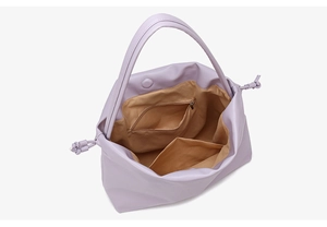 Draufsicht der lila Beuteltasche mit braunem Innenfutter und inneren Reißverschlusstaschen