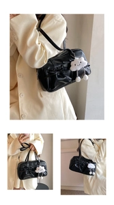 Details der schwarzen Bowling-Tasche mit Schleife und flauschigem Wolken-Anhänger