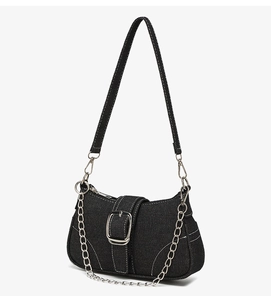 Détails du sac en denim noir avec coutures blanches et boucle en métal argenté brillant