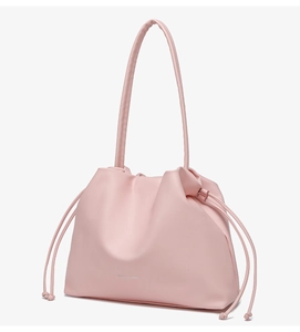 Detail der weichen rosa Kordelzug-Beuteltasche mit Silberaufdruck und feiner Textur