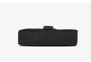 Vue détaillée du fond plat renforcé du sac bandoulière en toile noire pour femme