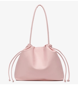 Detailansicht der rosa Beuteltasche mit Tunnelzug, Falten und schmalen Trägern