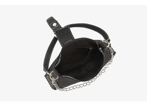 Vue intérieure du sac à bandoulière en denim noir avec poche zippée et chaîne métal