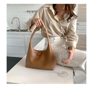 Detailansicht des Doppelreißverschlusses und der Lederstruktur der braunen Hobo-Tasche