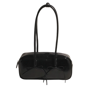 Détail du sac Boston en cuir verni noir avec d'élégantes décorations de nœuds papillon