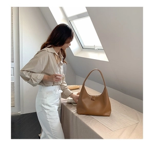 Braune Leder-Schultertasche im minimalistischen Halbmond-Design für den Alltag
