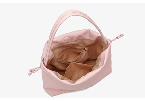 Detail der rosa Kordelzug-Beuteltasche mit Reißverschluss-Innentasche und Futter