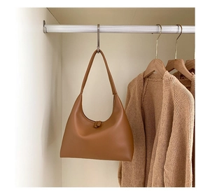 Nahaufnahme der karamellbraunen Hobo-Tasche mit glatter Textur und weichem Faltenwurf