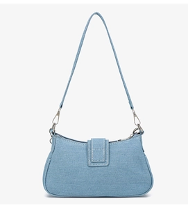 Détail d'un sac d'épaule en denim bleu clair avec surpiqûres blanches et boucles argentées