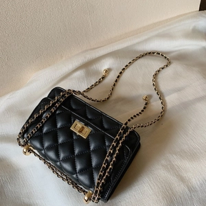 Sac bandoulière matelassé noir classique avec chaîne dorée et fermoir rotatif