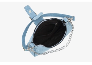 Détail intérieur du sac sous les bras en denim bleu clair avec chaîne argentée et doublure