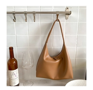 Caramelbraune Hobo-Tasche aus Leder mit breitem Gurt und Reißverschluss am Haken