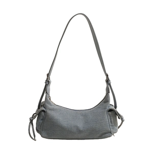 Detail der Hobo-Tasche aus Denim mit Kordelzugtaschen und silbernen Beschlägen