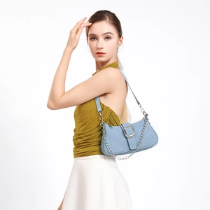 Sac sous le bras en denim bleu clair avec chaîne argentée et boucle en métal