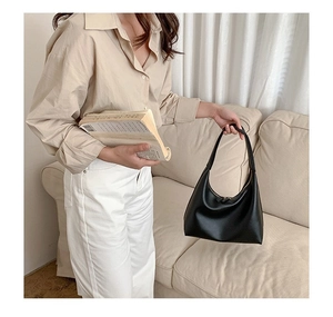 Minimalistische schwarze Hobo-Tasche aus Leder mit Doppel-Reißverschluss im Detail