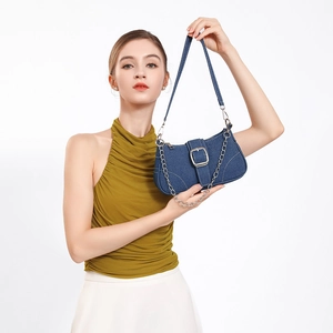 Mini sac baguette en denim bleu avec boucle argentée et chaîne pour femme
