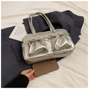 Detailansicht der silbernen Metallic-Schultertasche mit Schleifentaschen und viel Stauraum