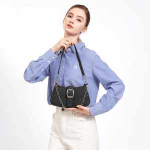 Sac croissant rétro en denim noir avec boucle argentée et bandoulière chaîne pour femme