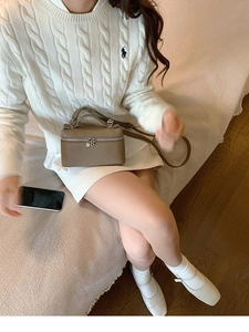 Detail der taupefarbenen Vanity Bag mit Litschi-Struktur und elegantem Schultergurt