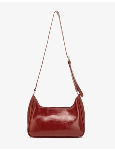 Detailansicht rote Lackleder-Umhängetasche mit verstellbarem Gurt und glänzendem Finish