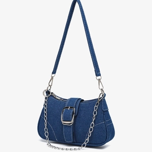 Sac baguette en denim bleu avec surpiqûres blanches, boucle argent et bandoulière