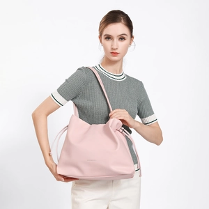 Hellrosa Leder-Eimertasche mit Kordelzug und FASHION & BAGS Logo vor weißem Hintergrund
