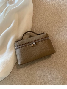 Detailaufnahme der braunen Handtasche aus Litschi-Leder mit Doppelreißverschluss aus Metall