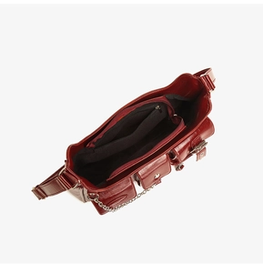 Makroansicht der weinroten Ledertasche mit Innentaschen und mehreren Aufbewahrungsfächern