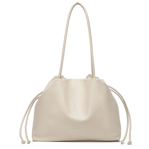 Minimalistische cremefarbene Tunnelzug-Beuteltasche aus Leder mit schmalem Schultergurt
