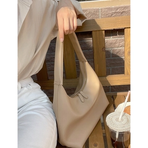 Minimalistische khakifarbene Hobo-Tasche aus Kunstleder für lässige Outdoor-Mode