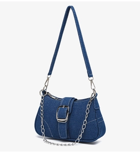 Sac sous le bras en denim bleu foncé avec chaîne argentée et coutures blanches