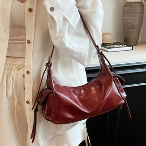 Vintage dunkelrote Schultertasche für Damen aus glänzendem Kunstleder mit Reißverschluss