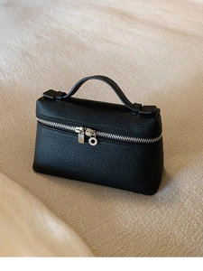 Detailaufnahme der schwarzen Mini-Tasche aus strukturiertem Leder mit Silber-Reißverschluss