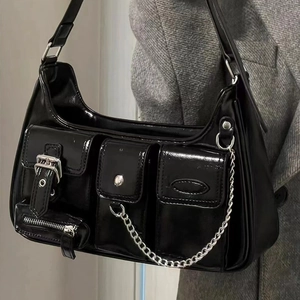 Glänzende schwarze Lackleder-Motorradtasche mit mehreren Taschen und silbernen Ketten