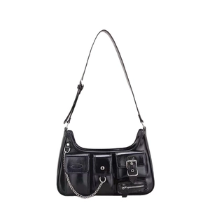 Schwarze Lackleder-Schultertasche im Biker-Stil mit vielen Taschen und Silberkette