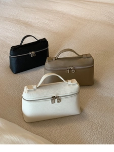 Detailansicht der Mini-Handtaschen aus Leder in den Farben Schwarz, Khaki und Weiß