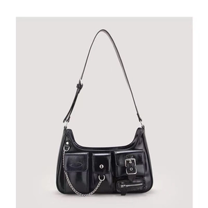 Glänzende schwarze Lackleder-Umhängetasche mit Silberkette und mehreren Taschen