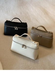 Detailansicht der Ledertaschen in Schwarz, Beige und Creme mit Metallreißverschlüssen