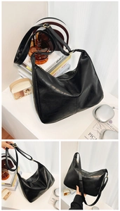 Détail d'un sac hobo vintage noir en cuir PU brillant avec boucles métalliques dorées