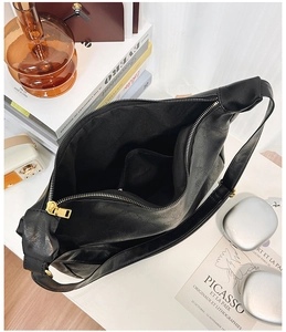 Vue de dessus du grand sac cabas en PU noir avec fermeture éclair dorée et poche