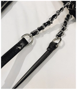 Détail de la bandoulière en cuir PU noir avec chaîne en métal argenté et couture précise