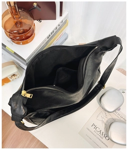 Vue intérieure du grand sac cabas noir montrant la doublure spacieuse et le zip doré