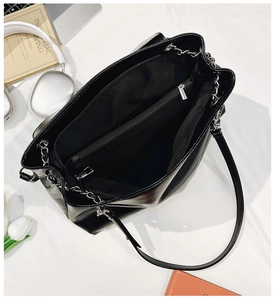 Vue de dessus du grand sac cabas noir avec chaîne métallique et intérieur spacieux