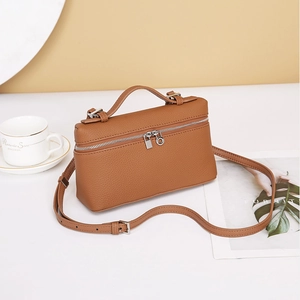 Braune Handtasche aus Leder mit Litschi-Maserung, Tragegriff und Schultergurt