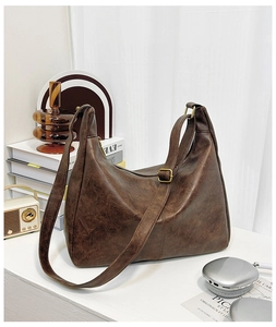 Vue détaillée d'un grand sac cabas marron en similicuir avec texture vintage et dorures
