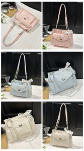 Vues détaillées du sac cabas en cuir avec nœud en dentelle et chaîne en rose, bleu et blanc
