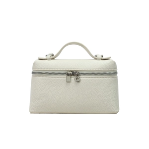 Schicke cremefarbene Leder-Box-Handtasche mit Litschi-Textur und Silberbeschlägen auf Weiß