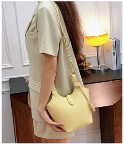 Detailaufnahme der hellgelben Eimertasche aus Leder mit Litschimaserung und Magnetverschluss